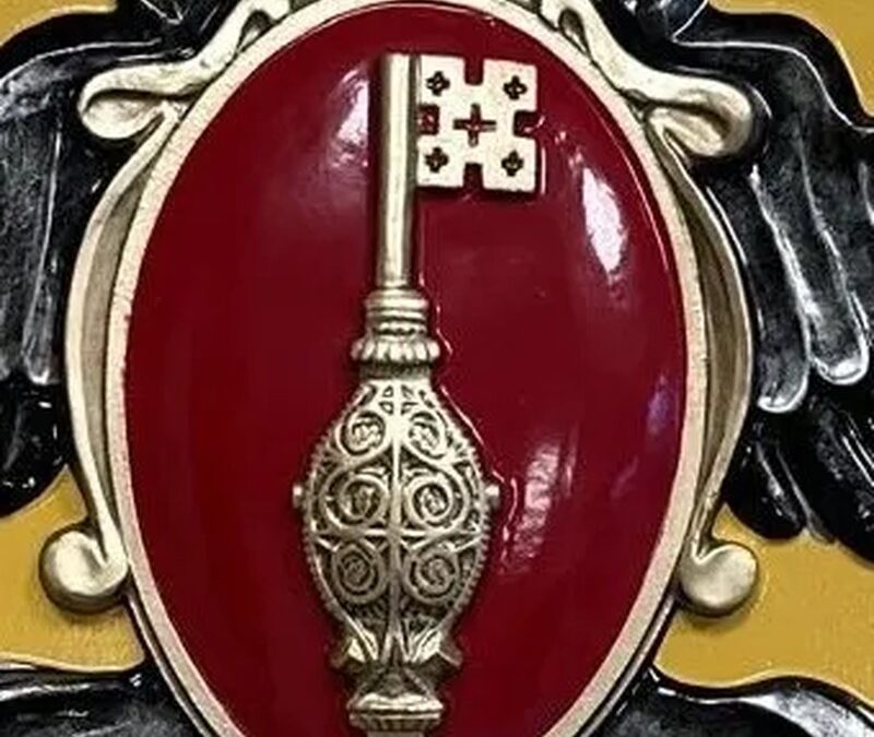 De sleutel van Sint Servaas op het rode schild van het geschilderde kapittelwapen