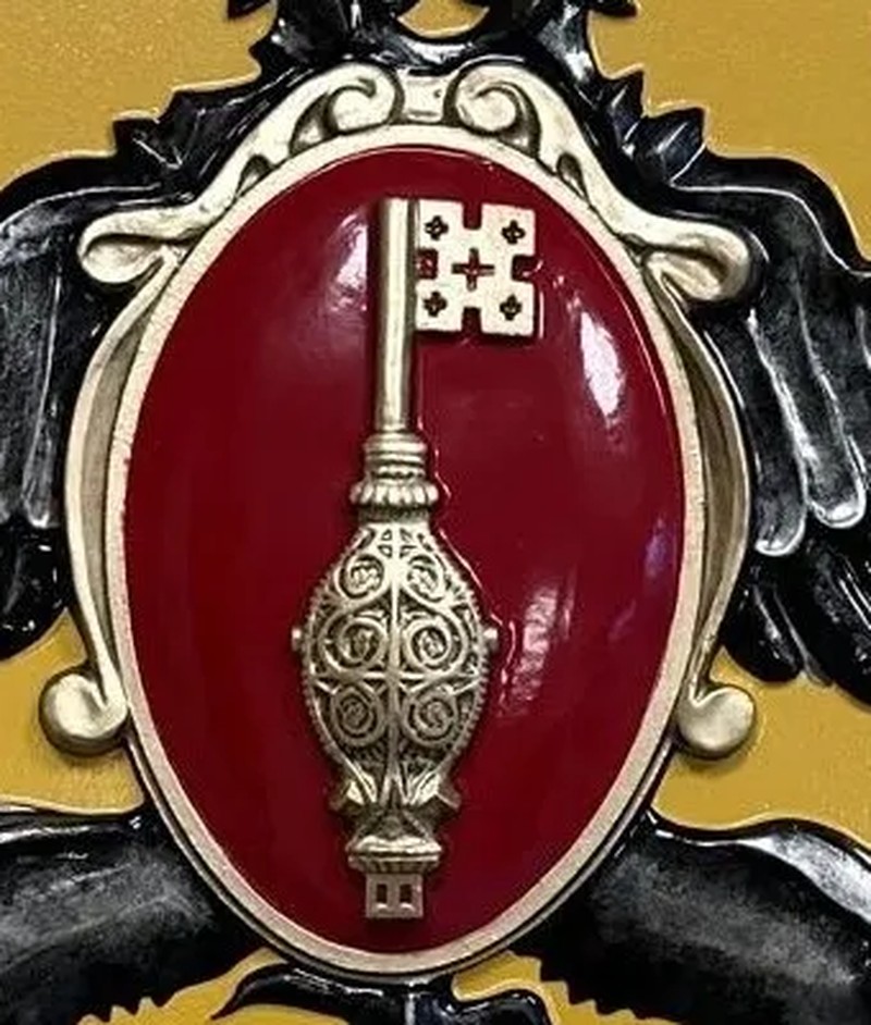 De sleutel van Sint Servaas op het rode schild van het geschilderde kapittelwapen