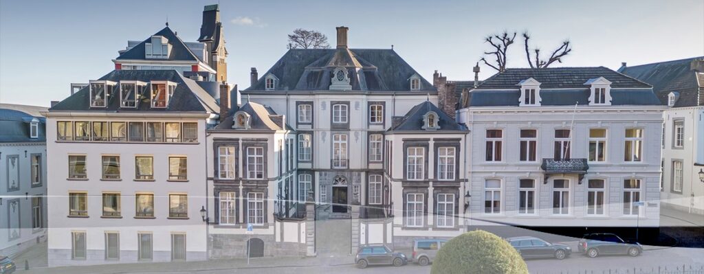 Het Henric van Veldekeplein met de kanunnikenhuizen en de Proostenwoning