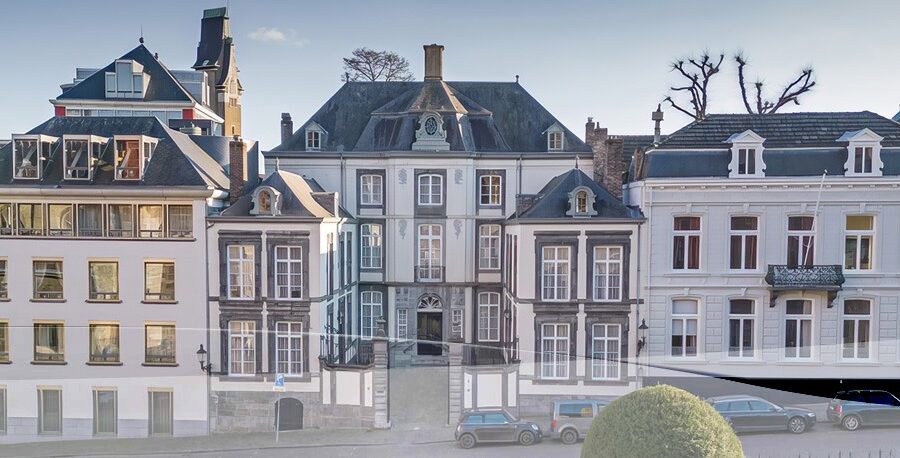 Het Henric van Veldekeplein met de kanunnikenhuizen en de Proostenwoning