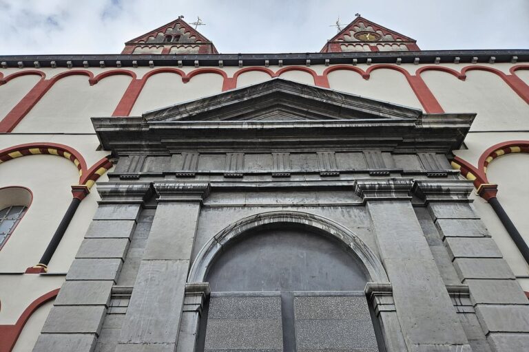 De Collégiale Saint-Barthélemy in Luik, met de kenmerkende rood-witte banden
