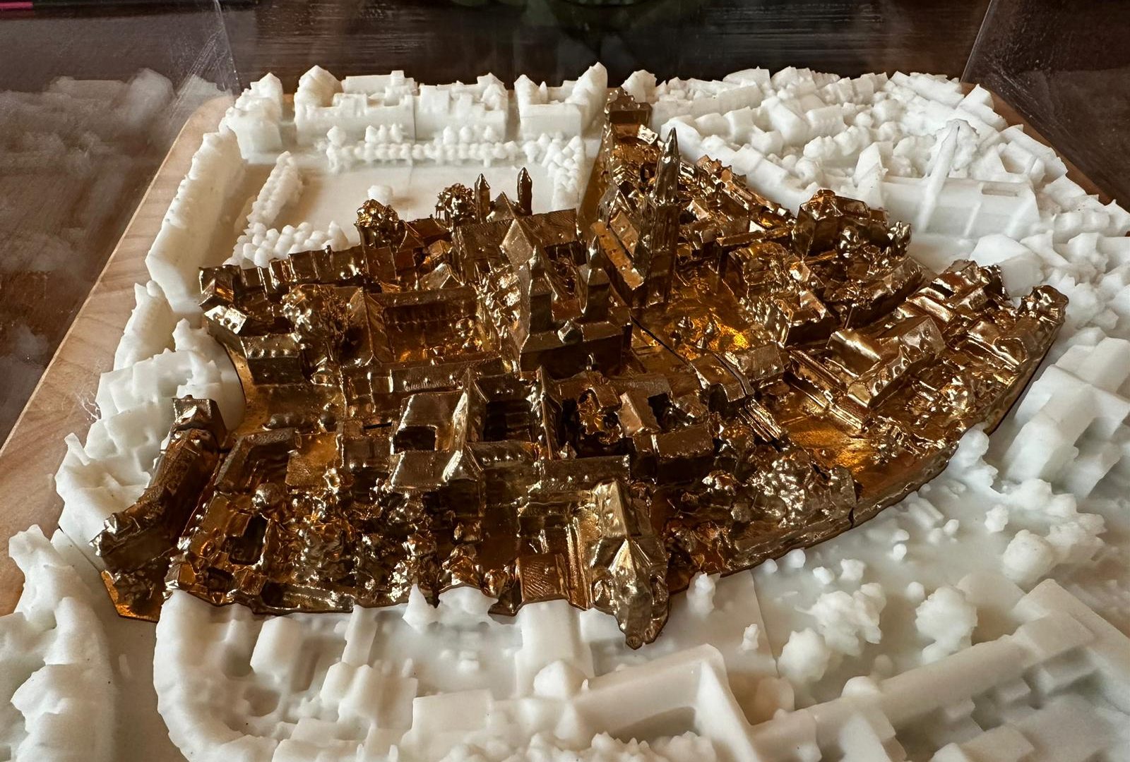 De 3D-print van Maastricht met het grondgebied van het Kapittel in goud