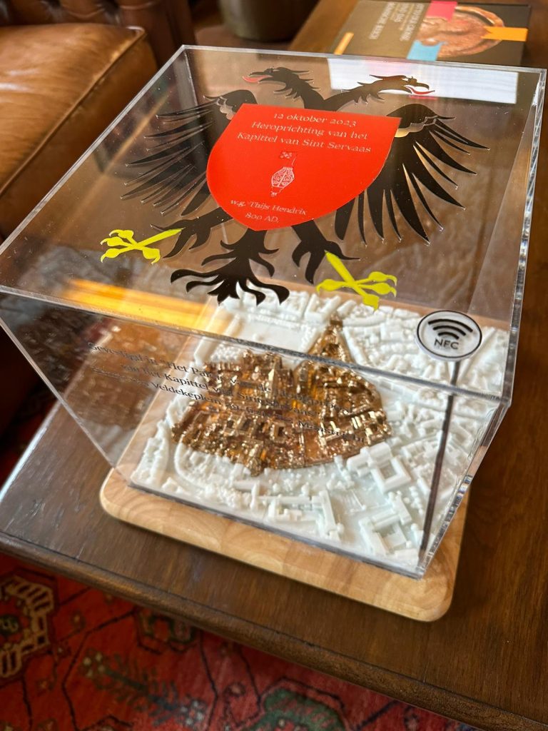 De maquette in vitrine, met de rijksadelaar van het Kapittel en een NFC-plaatje