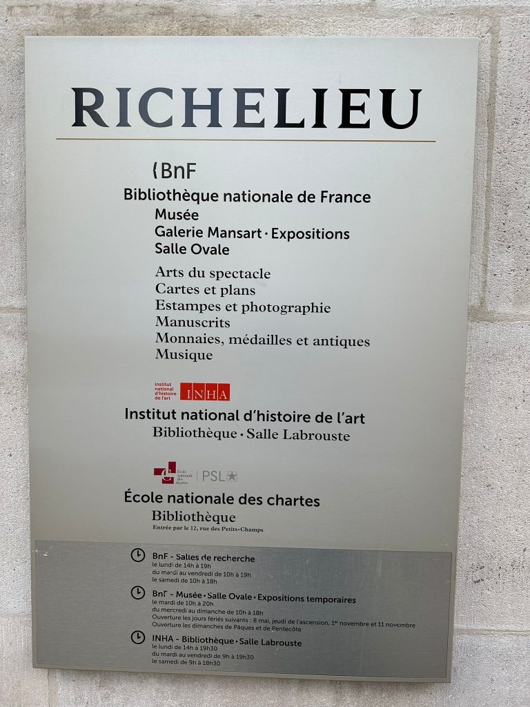 Het naambord van het Quadrilatère Richelieu met de afdelingen van de Bibliothèque nationale de France