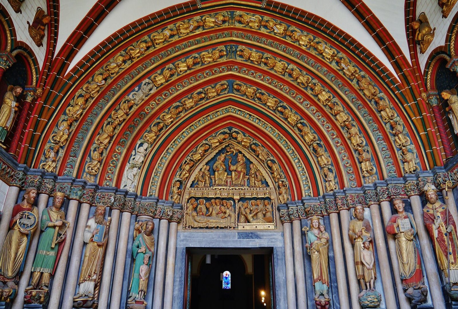 Het Bergportaal van de Sint-Servaasbasiliek met beeldhouwwerk in het boogveld
