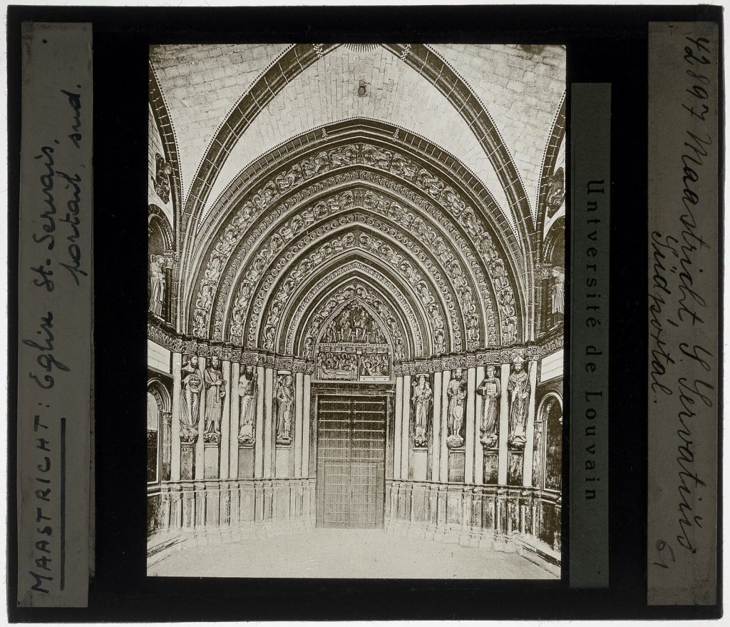 Oude opname van het Bergportaal van de Sint-Servaasbasiliek