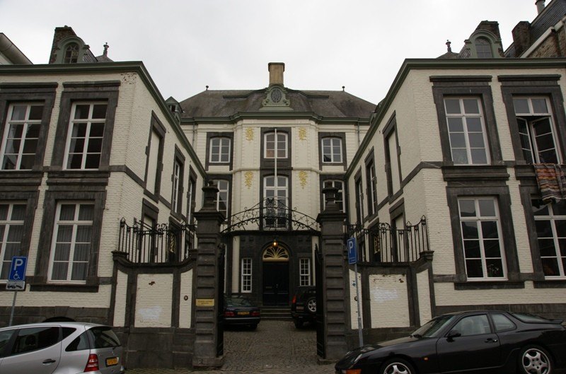 De gevel van rijksmonument 27115 aan het Henric van Veldekeplein