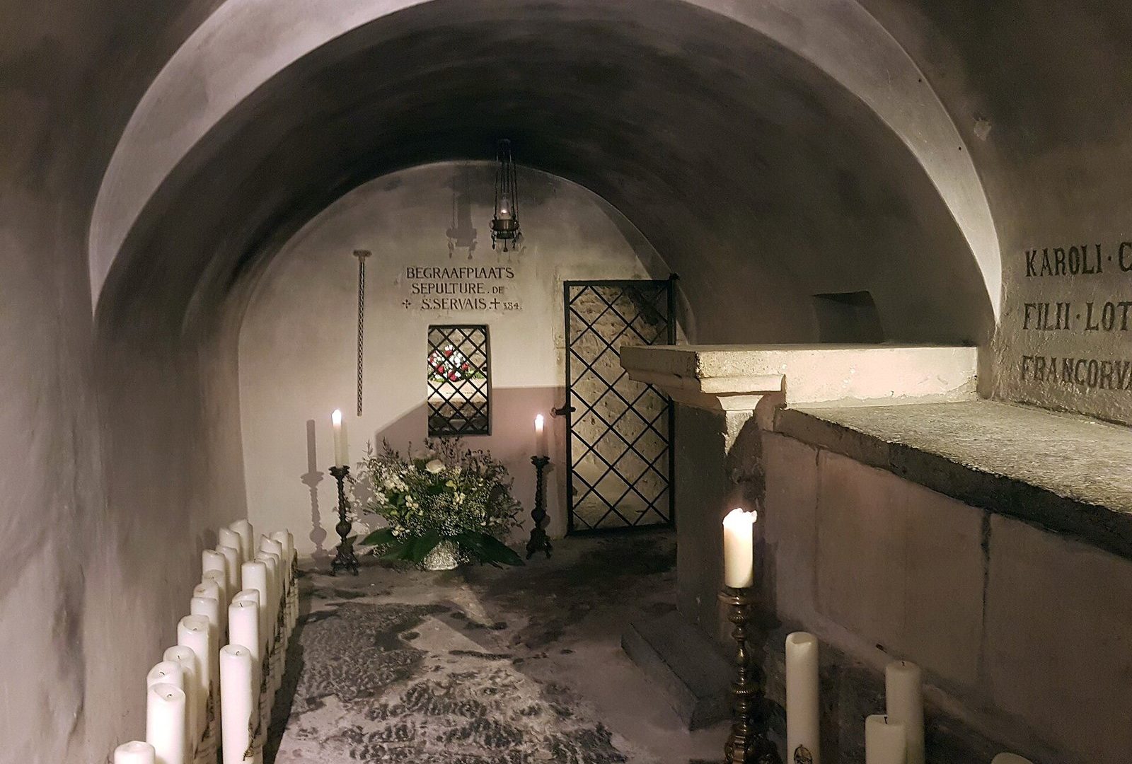 De kleine crypte onder de Sint-Servaasbasiliek