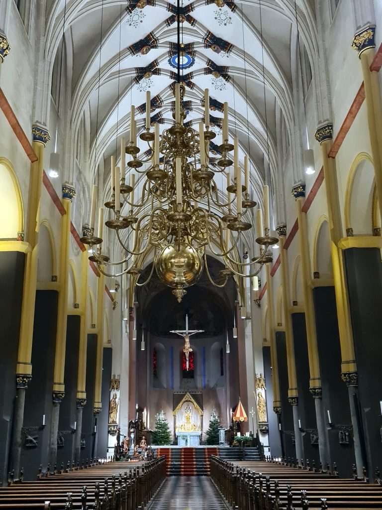 Het middenschip van de basiliek met zicht op het koor